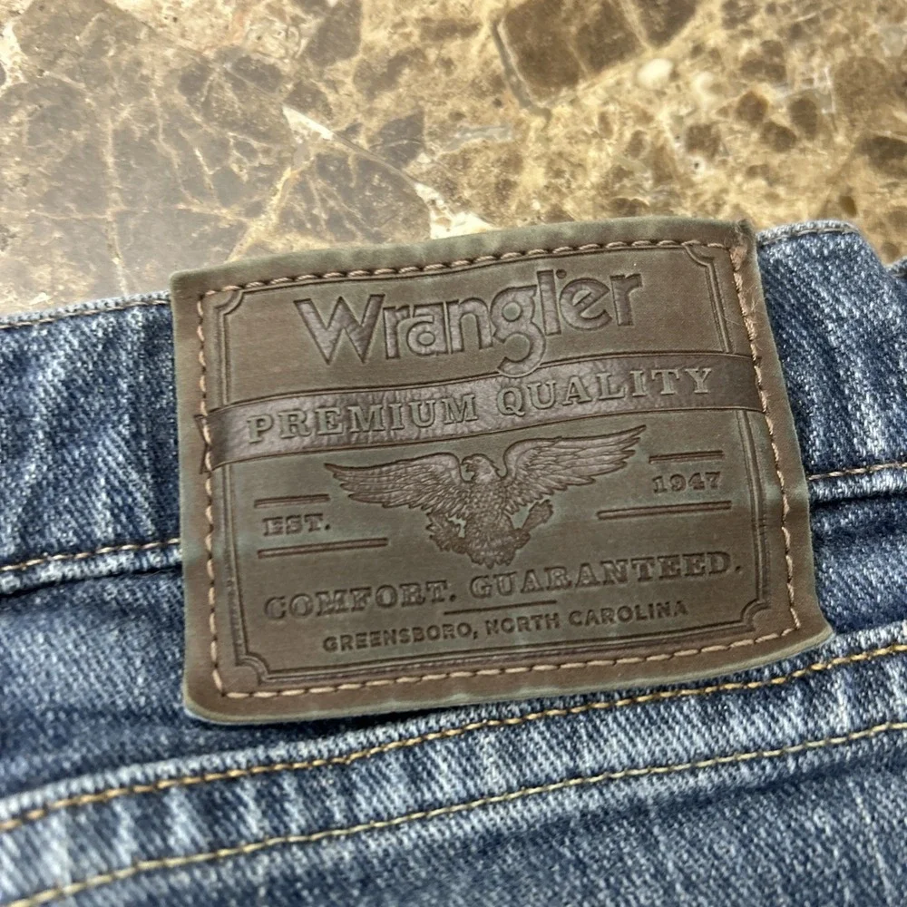 Wrangler Premium men's Jeans 44x30 Blue Relaxed Fit Actual Inseam 29‎